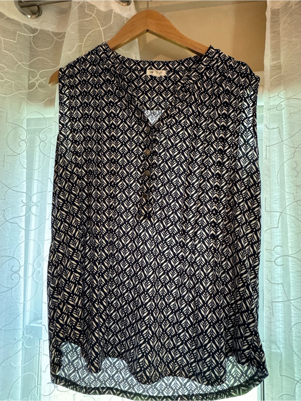 Women’s Navy and White Patterned dressy blouse, sleevless, size XL